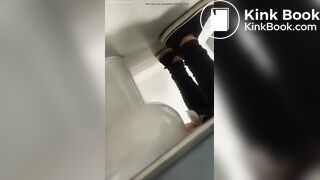 MUJER HACE CACA EN BAÑO PUBLICO