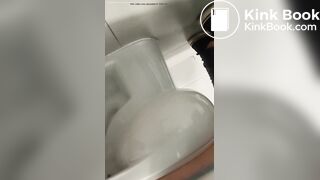 MUJER HACE CACA EN BAÑO PUBLICO