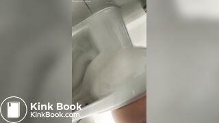 MUJER HACE CACA EN BAÑO PUBLICO