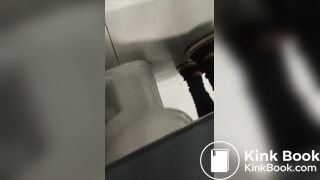 MUJER HACE CACA EN BAÑO PUBLICO