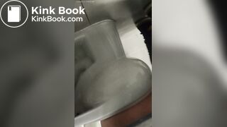 MUJER HACE CACA EN BAÑO PUBLICO