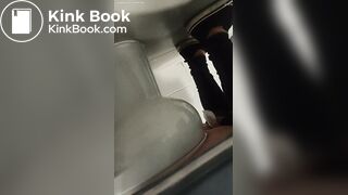 MUJER HACE CACA EN BAÑO PUBLICO