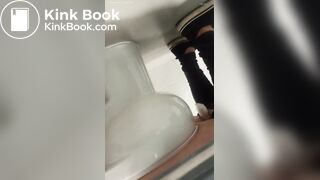 MUJER HACE CACA EN BAÑO PUBLICO