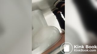 MUJER HACE CACA EN BAÑO PUBLICO