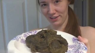 GORGEOUS POOP GODDESS MASTURBATES AFTER SCAT FACIAL