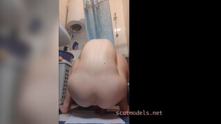 Hot girl shitting - video 147