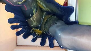 BlueGirl70 Upskirt Poop