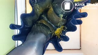 BlueGirl70 Upskirt Poop