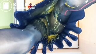 BlueGirl70 Upskirt Poop