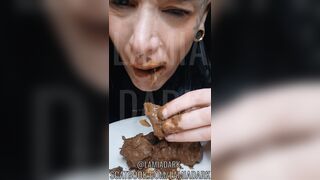 Eating poop @lamiadark_