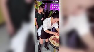美女直播肚子疼