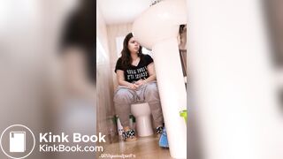 Foreign chick destroying her toilet