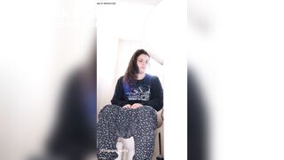 Foreign chick destroying her toilet