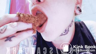 Shit out and chewing @scatdark