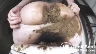 big booty pooping in closeup