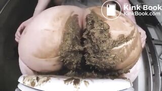 big booty pooping in closeup