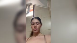 Hot amatuer girl takes a fat poo