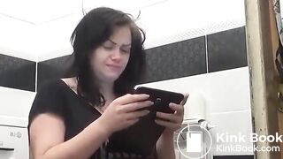 Pregnant milf taking a mean shit