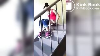 Caca dans l'escalier