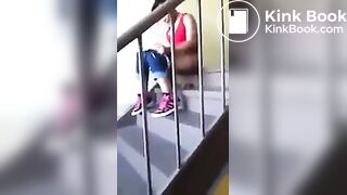 Caca dans l'escalier