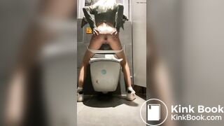 She is so hot and she is into shitting!