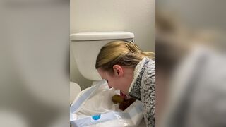 hottie plays with her shit