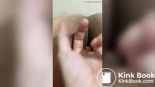 Mulher levando dedada