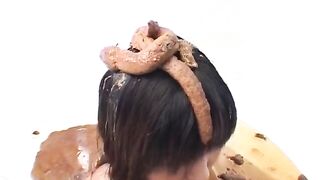 Hot Japanese girls shit on girl