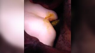 Negão maltratando o cu da gordinha cagona