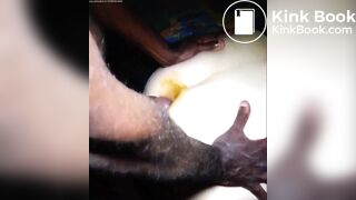 Negão maltratando o cu da gordinha cagona