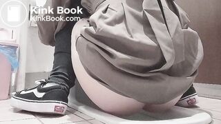 diarrhea in squat toilet - video 2