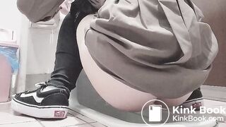 diarrhea in squat toilet - video 2