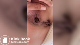 My blonde girlfriend shits in my hand