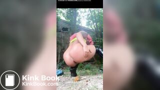 Exibida cagando no quintal