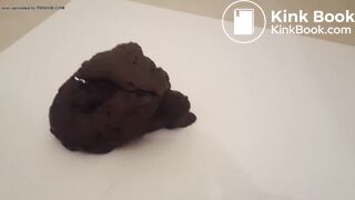 Hot blonde shakes her ass before poop