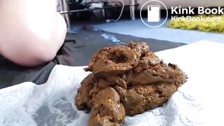 GORGEOUS GAL PUSHES OUT PERFECT POOP PILE