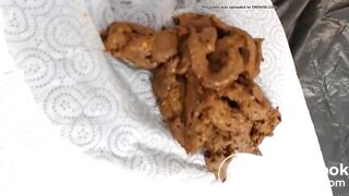 GORGEOUS GAL PUSHES OUT PERFECT POOP PILE