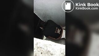 MUJER HACE CACA EN BAÑO UNISEX