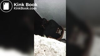 MUJER HACE CACA EN BAÑO UNISEX