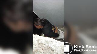 MUJER HACE CACA EN BAÑO UNISEX
