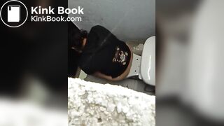 MUJER HACE CACA EN BAÑO UNISEX