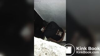 MUJER HACE CACA EN BAÑO UNISEX