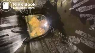 Caga e insulta il suo schiavo