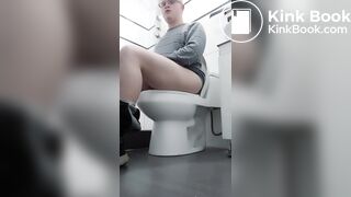 Caca en el baño (2)