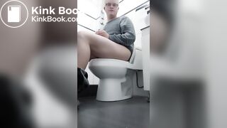 Caca en el baño (2)