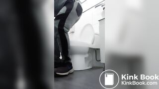 Caca en el baño (2)