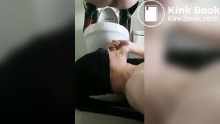 Trying hard to swallow her shit(奋力吞屎干呕）