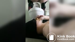 Trying hard to swallow her shit(奋力吞屎干呕）