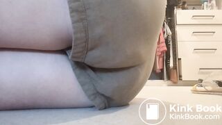 Huge shit in booty shorts