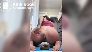 HOT ass kinky girl takes a sexy shit